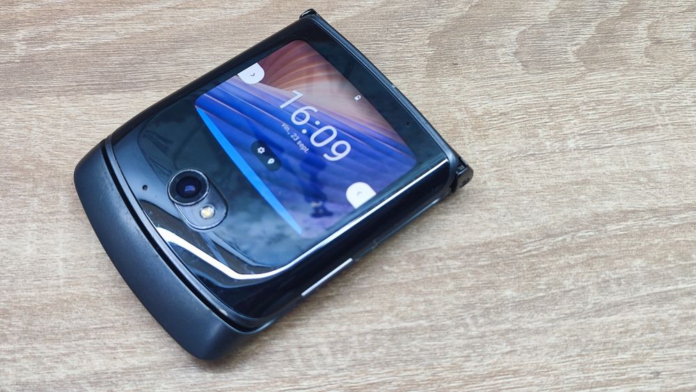 Motorola RAZR 2020 Se poate folosi fara probleme dunga mica pe display