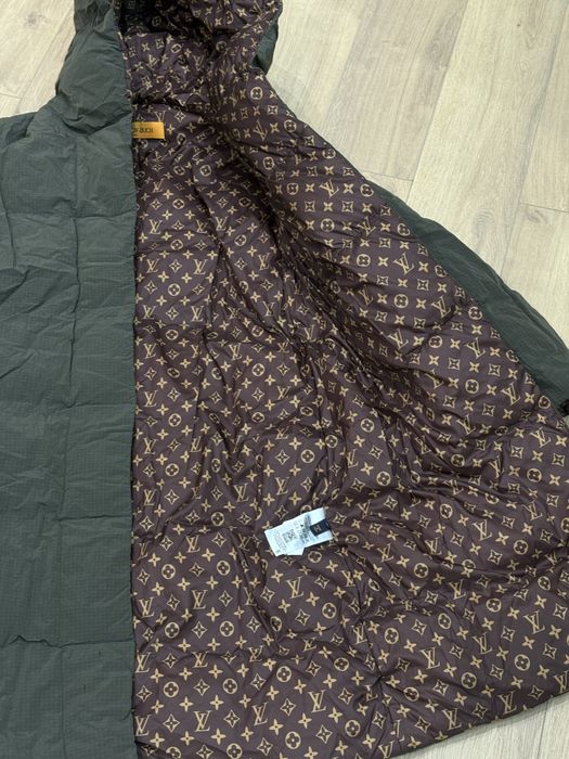 Продам куртку балонка брендовый LV