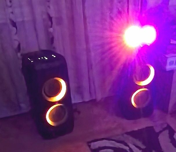 Inchiriez 2 boxe partybox jbl 310