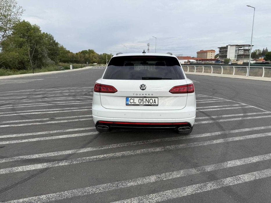 Volkswagen Touareg 3.0 V6 (286cp) TDI 4Motion R-Line, TVA deductibil