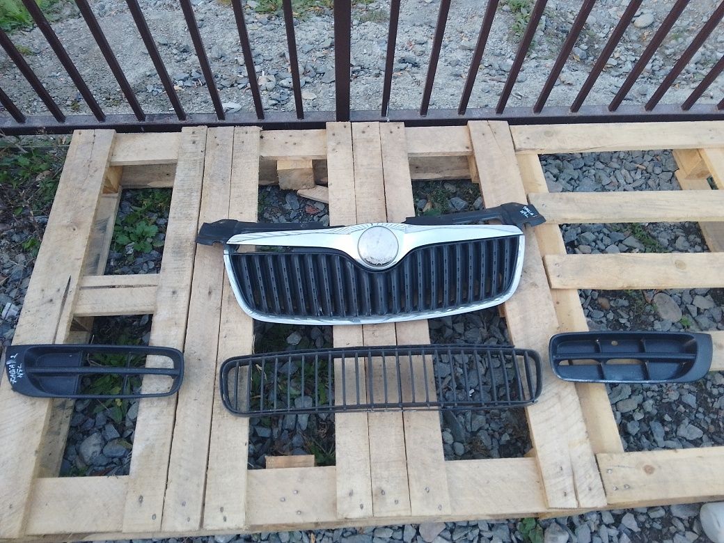 Grila centrala/radiator,proiectoare,inferioara bara fata Skoda Fabia 2