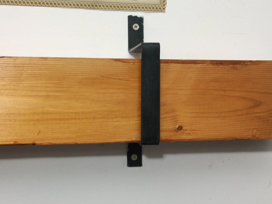 Polița din lemn cu suporți metalici