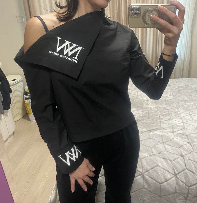 Блузи на Негатив и Guess