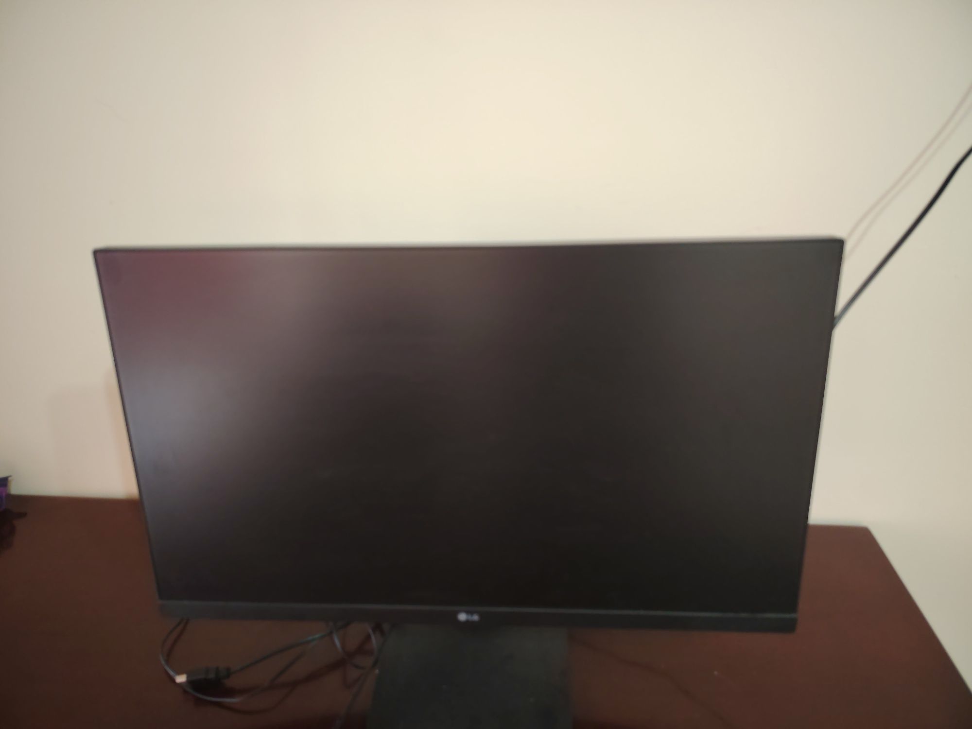 Продам кожаное кресло, офисный стол и монитор LG