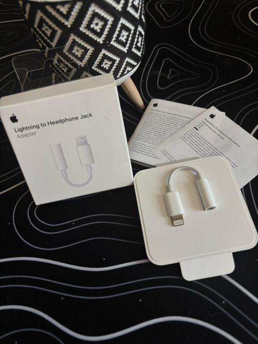 Apple lighting to headphone jack adapter