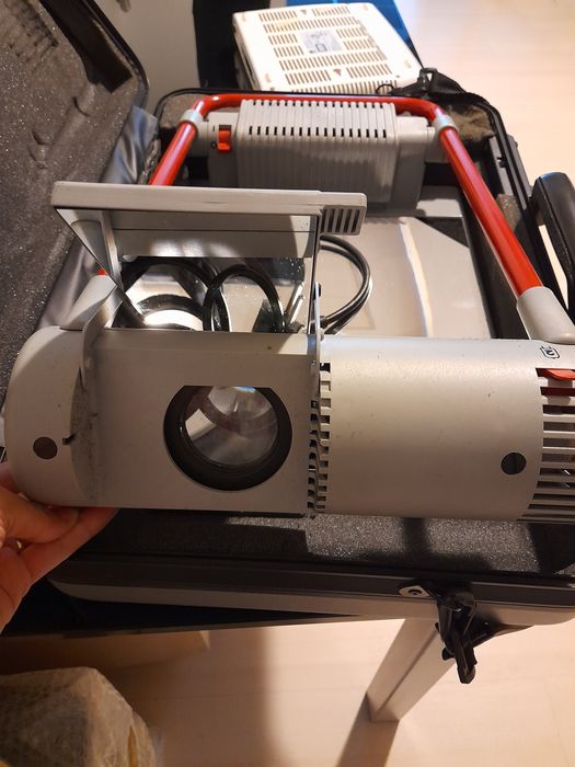 Videoproiector clasic cu oglinda