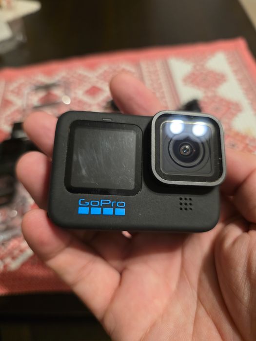 GoPro Hero 10 cu accesorii - utilizată