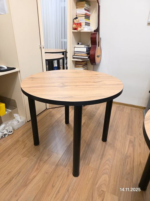 Продам круглый стол диаметром 90 см высота 74 см