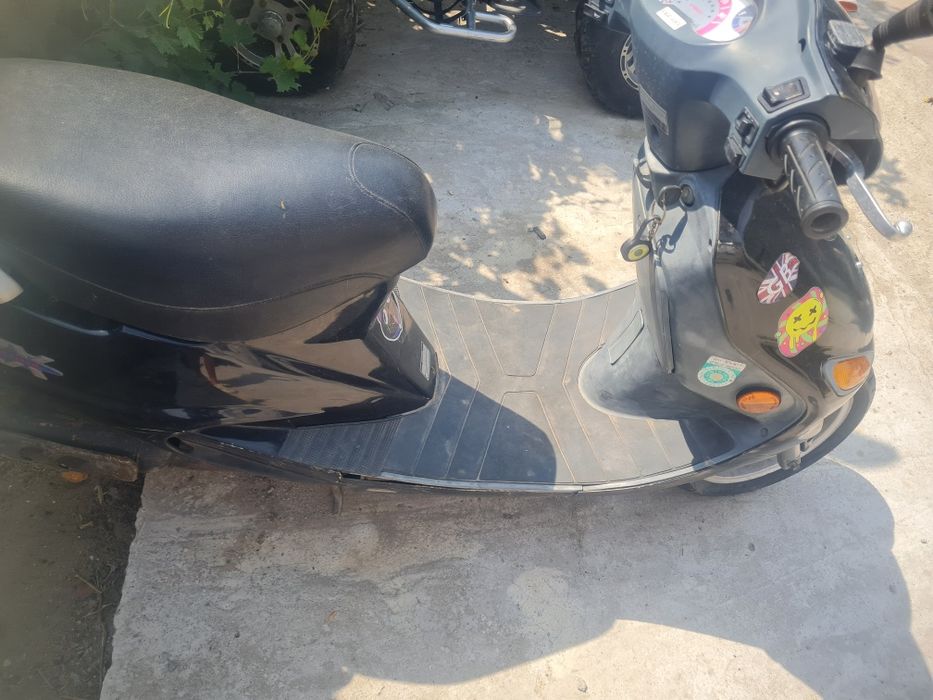 2 scutere 50 cm³ – Kymco și Suzuki