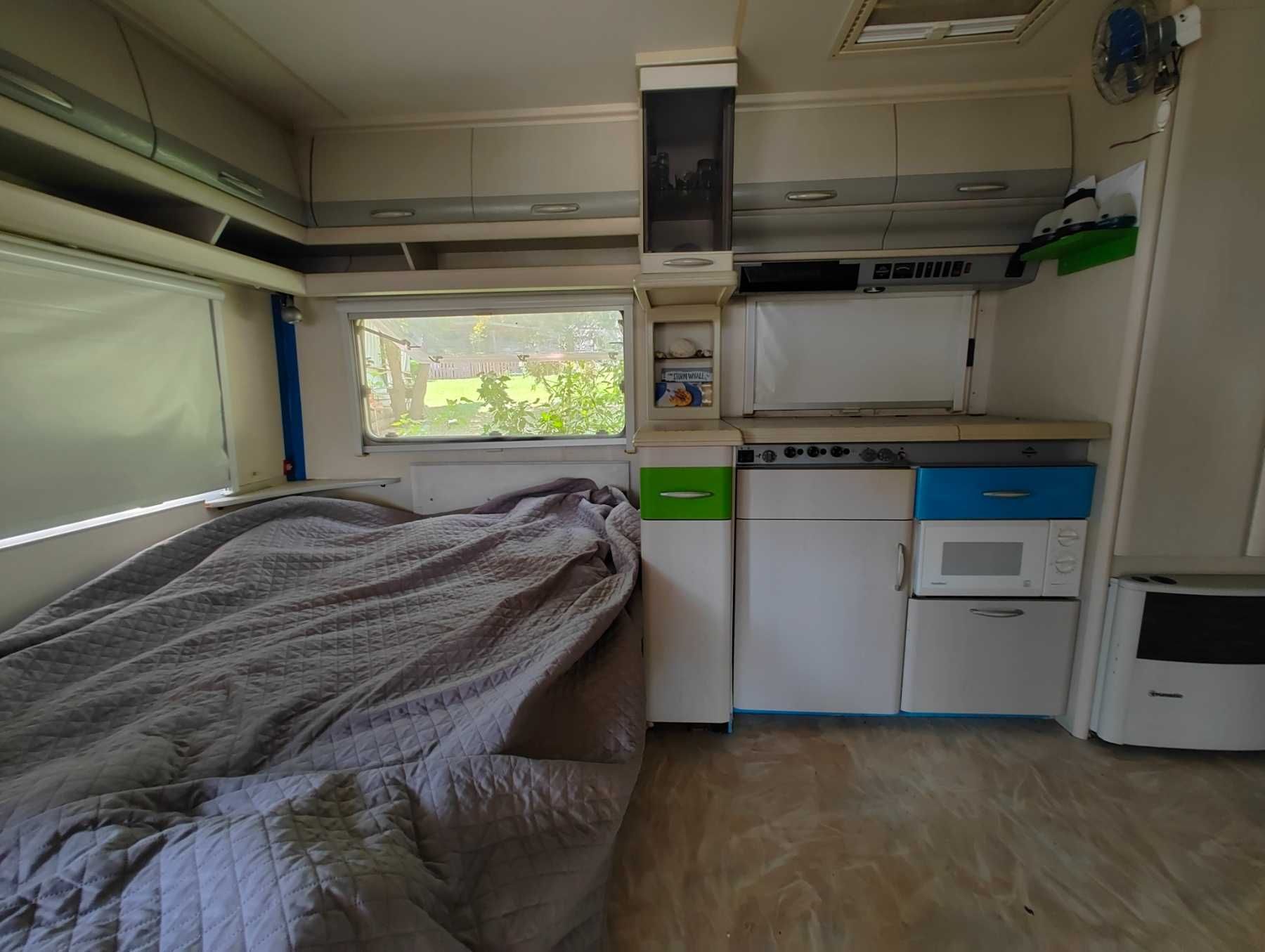 Продава се каравана с дървен навес в къмпинг „Якото място“