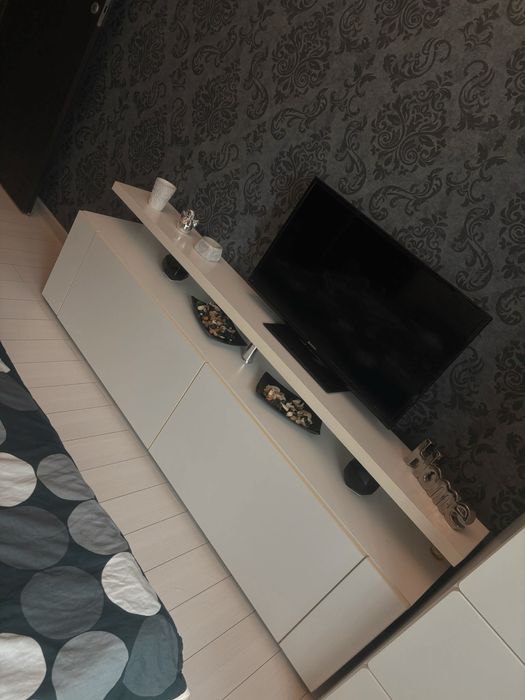 Comoda tv alba in stare foarte buna
