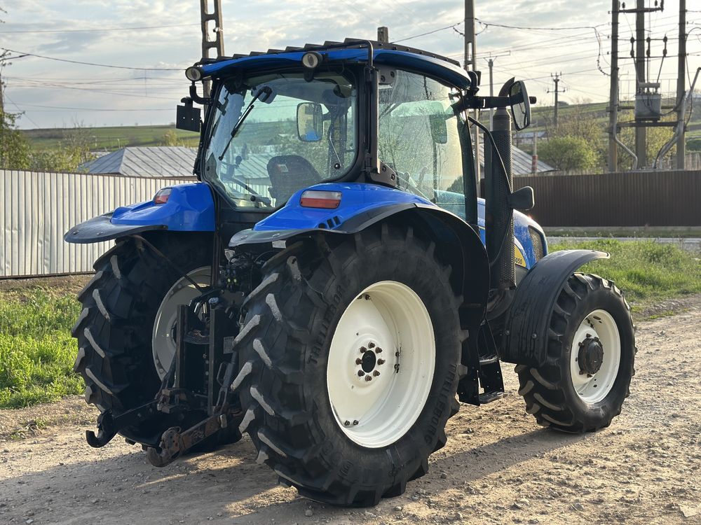 Tractor New Holland T6050 2012 John Deere Case