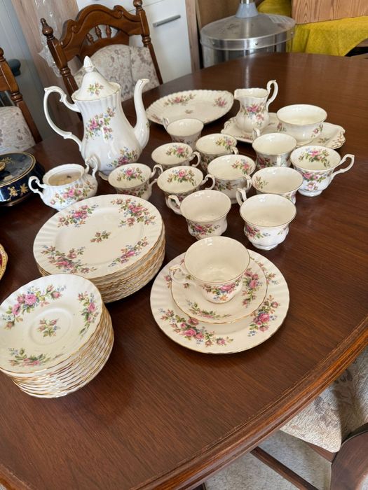 Myotts hunter ,Royal Albert, două seturi cfaea