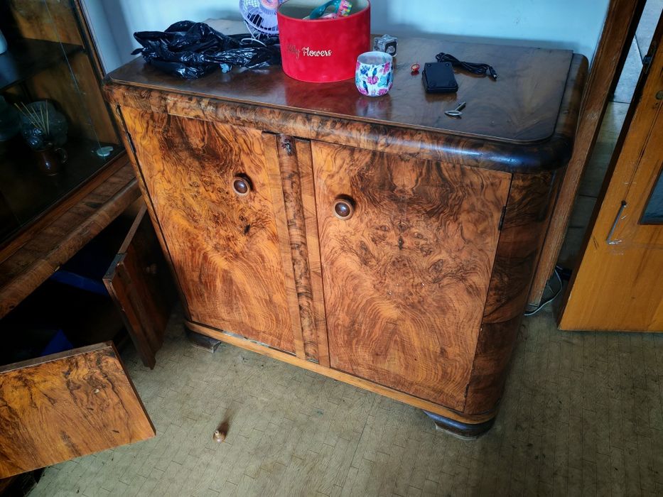 Mobilier vechi în stare bună