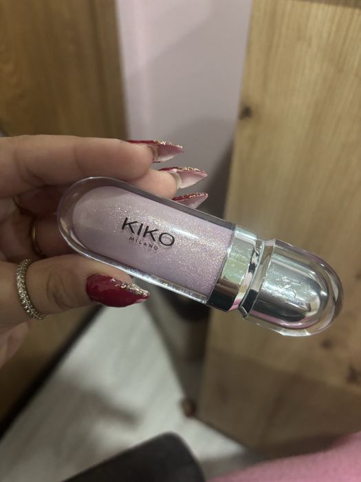 Продавам блестящ гланц за устни на кико милано и течен бронзар