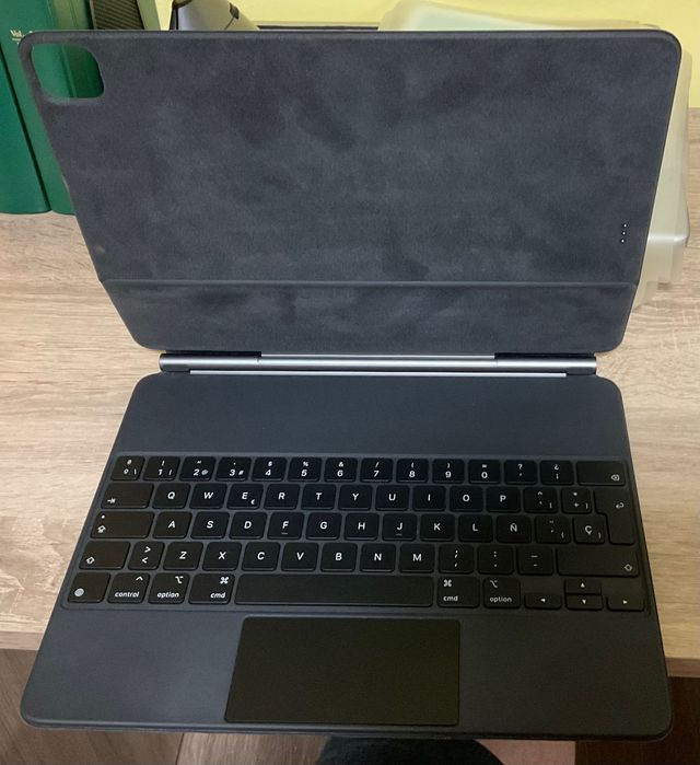 Magic Keyboard Apple клавиатура за iPad Pro 13”.