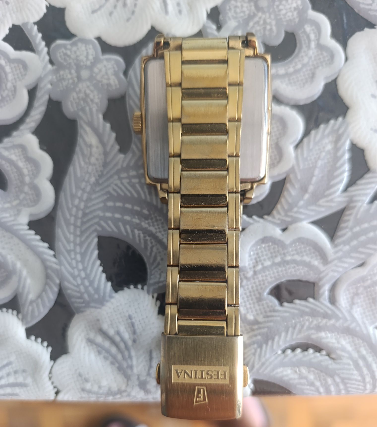 Продавам позлатен часовник Fistina