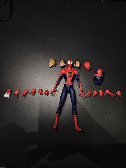 Figurina de actiune sentinel peter b parker spiderman.