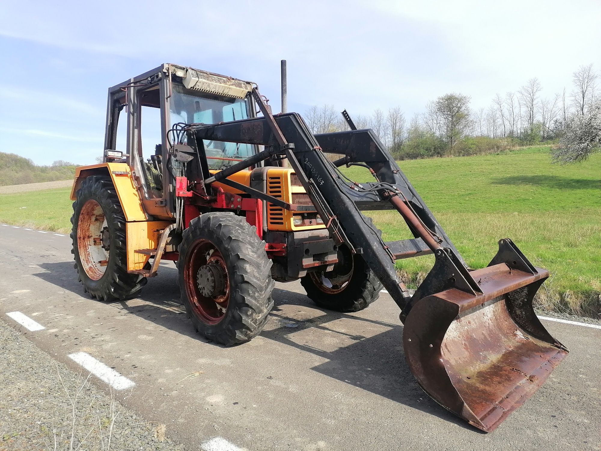 Încărcător frontal pentru tractor profesional cupa recent adus