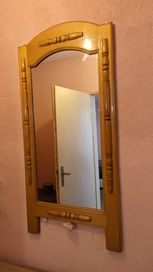 Огледало с дървена рамка за стена