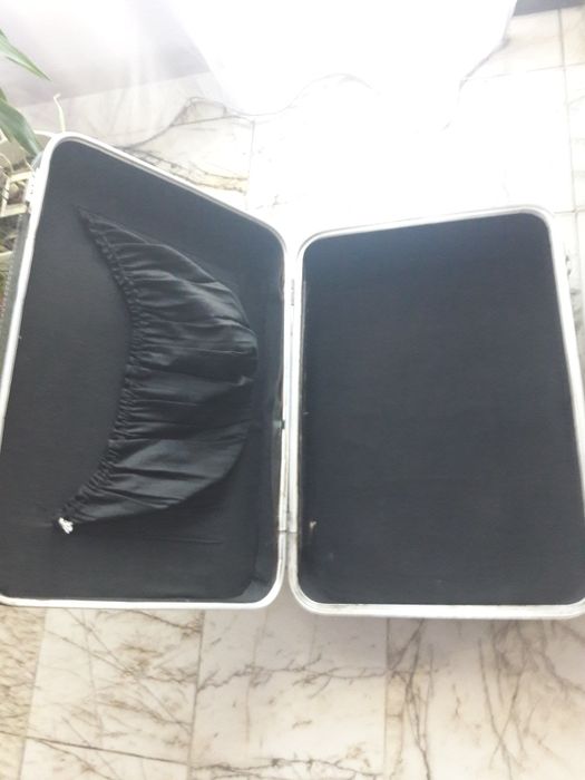 Пътнически куфар и дамаджана