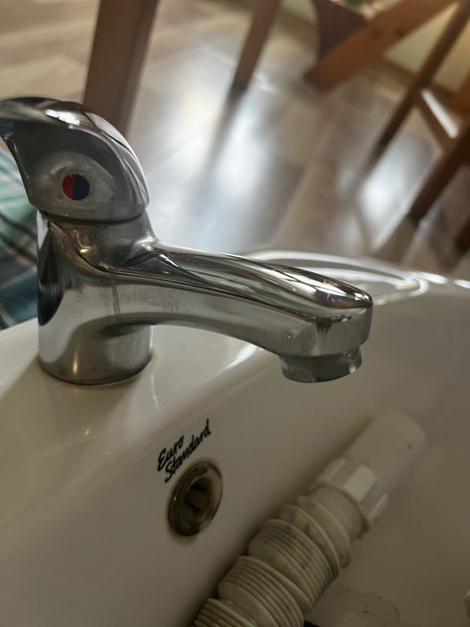 Продавам фаянсова мивка за баня