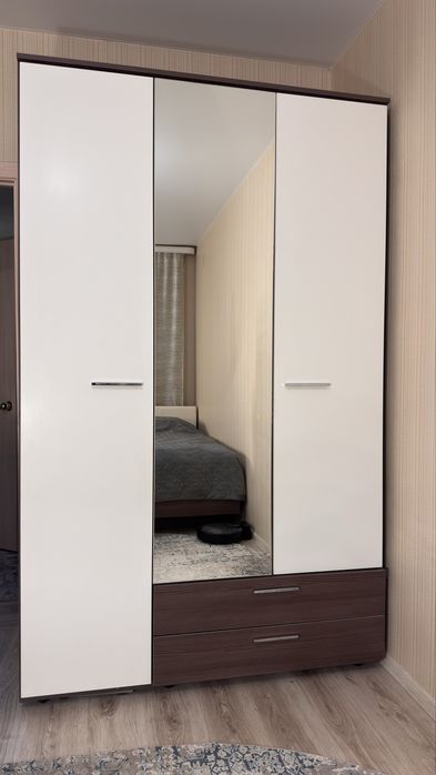 Трёхстворчатый шкаф с зеркалом, туалетный столик и гримёрное зеркало.