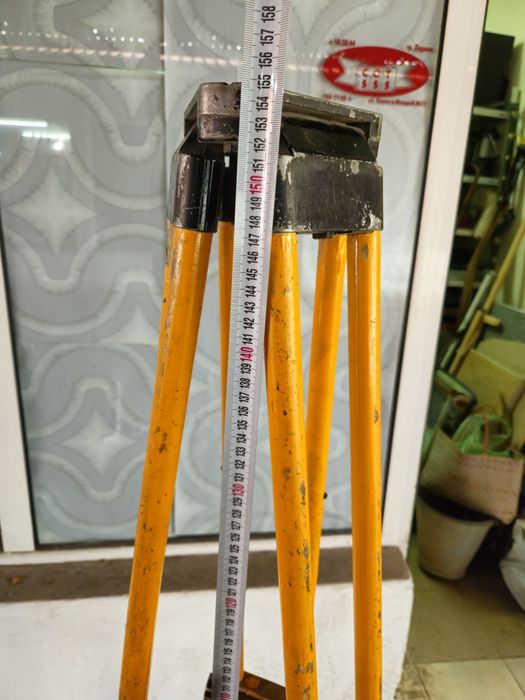 Тринога за нивелационен уред