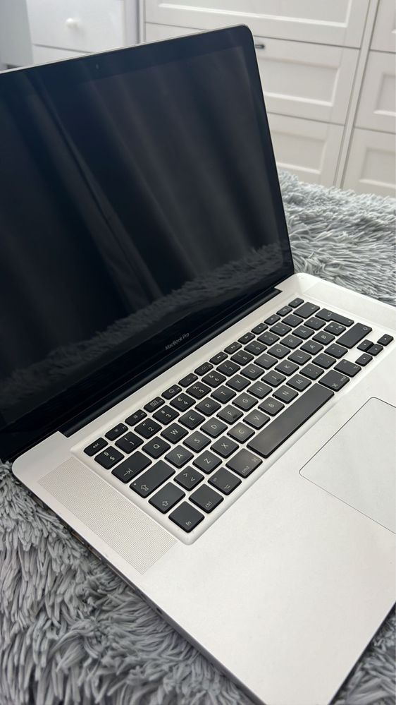 MacBook Pro 15 inch i7