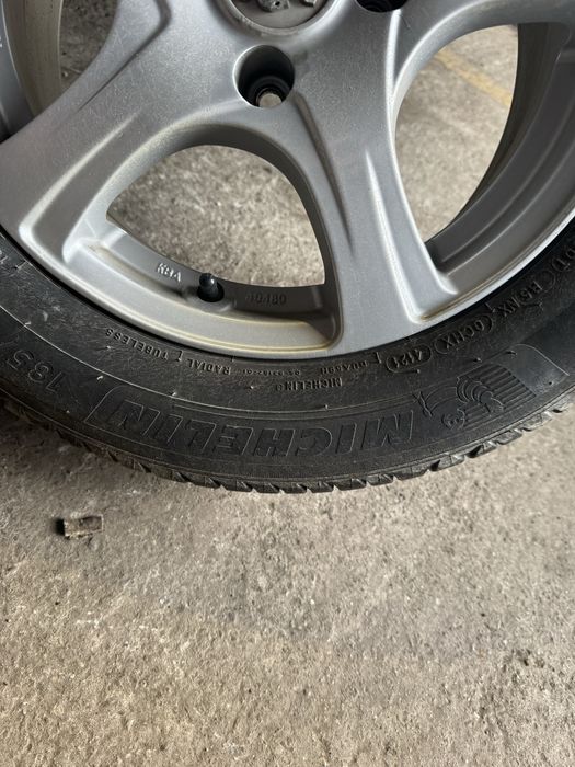 Vând set de 4 anvelope de vară Michelin Primacy 4 – 185/65 R15