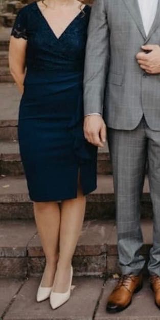 Тъмно синя рокля