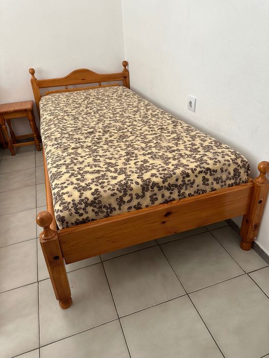 Дървено легло от чам + матрак