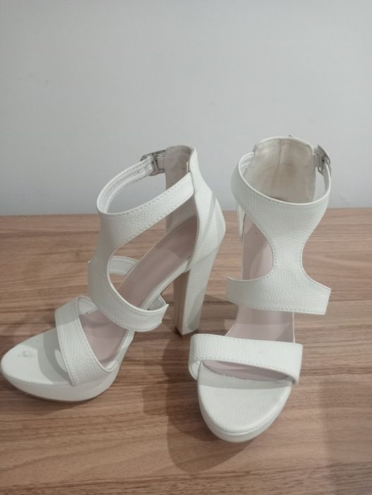 Vând pantofi/ salndale. Preț: 13 lei