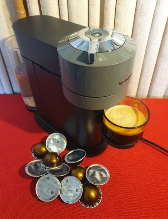 Espressor Nespresso cu capsule.