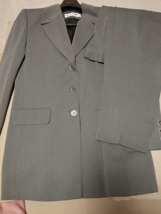Дамски костюм - сако и панталон,марка "ТОNY М". р-р 48,цвят сив.