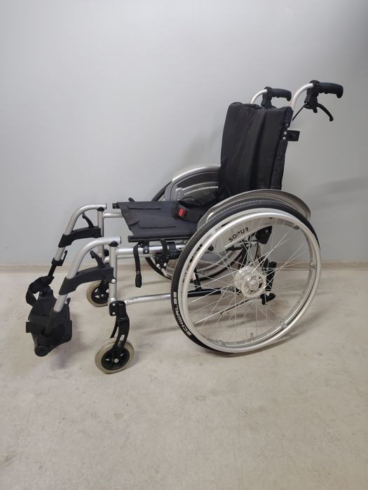Carucior cu rotile pliabil/fotoliu rulant persoane cu dizabilitati.040