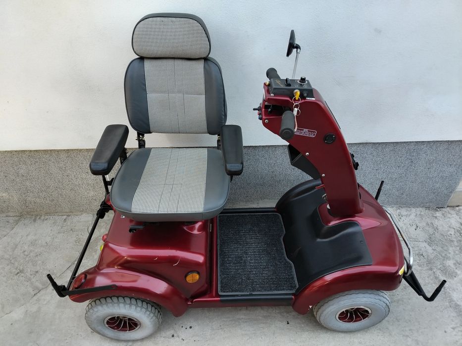 Cărucior scuter electric persoane cu dizabilități