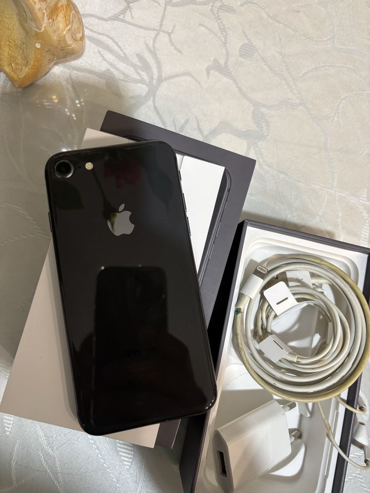 Iphone 8 64g пълен комплект зарядно кабел слушалки