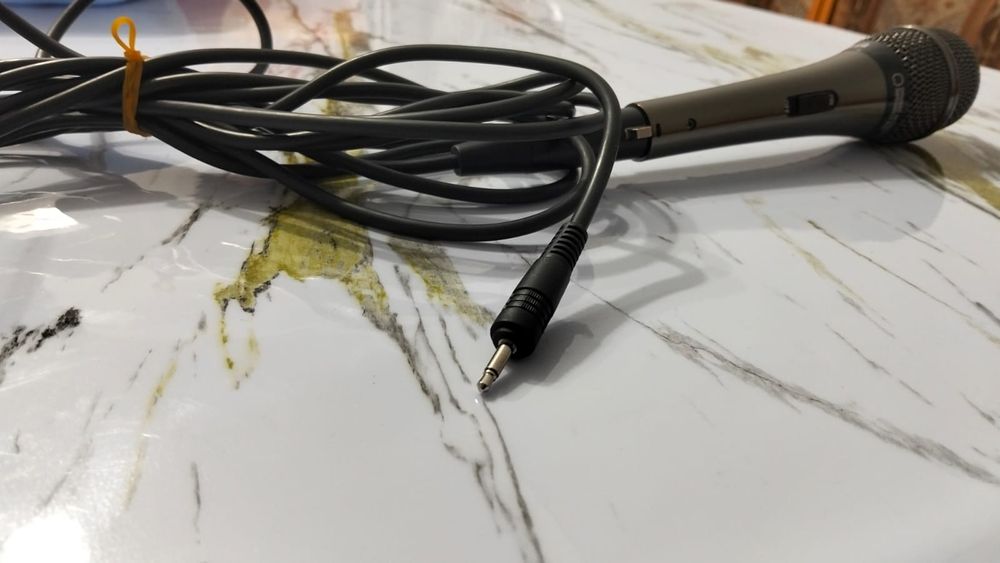 Микрофон LG в отличном состоянии работает пачти как новый