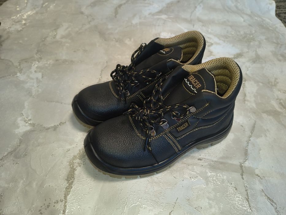 Продам спец обувь.