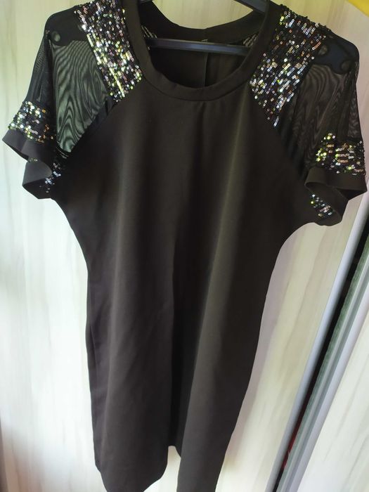 Къса черна рокля с пайети