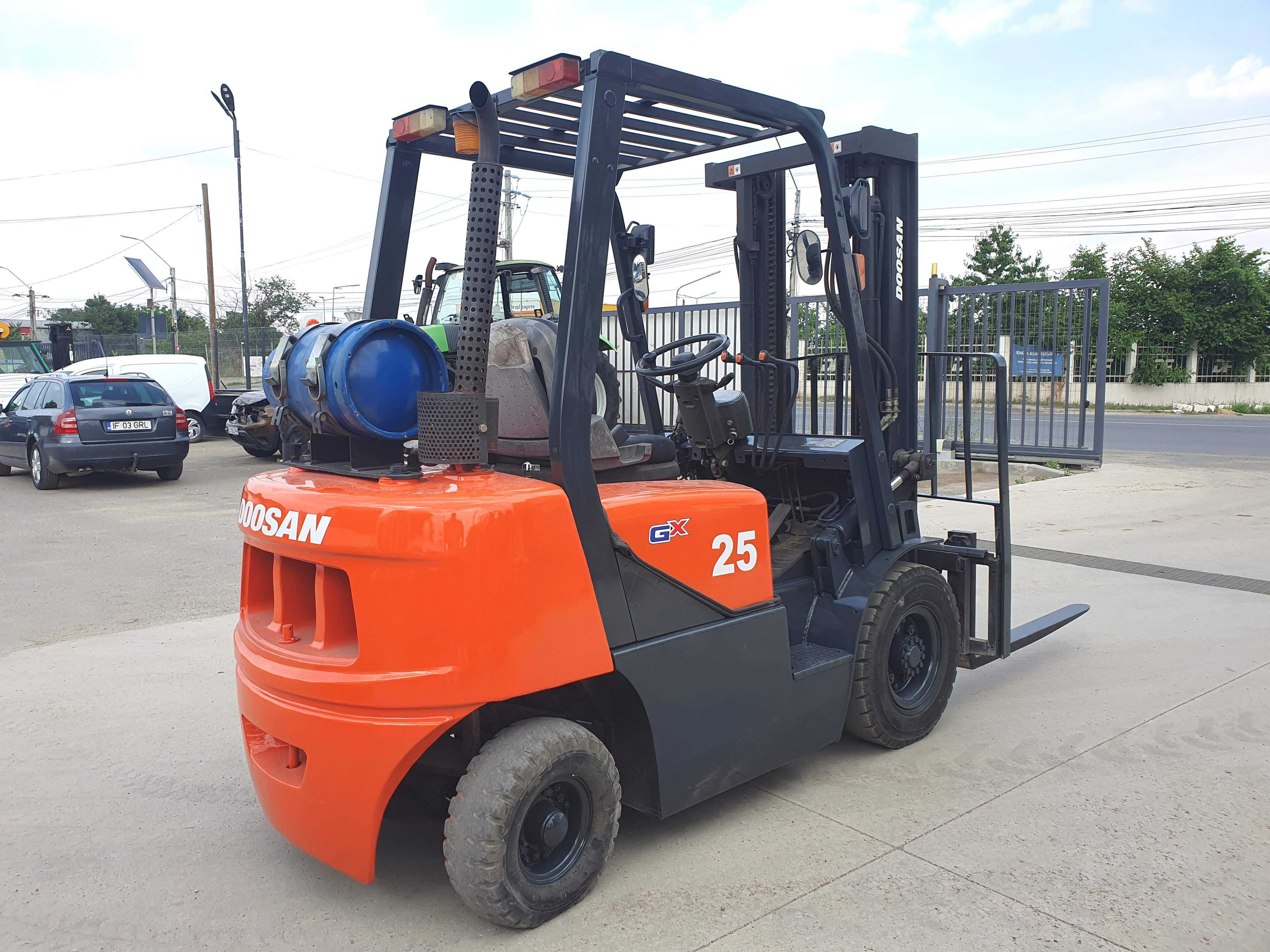 Stivuitor, motostivuitor GPL DOOSAN 2010, 1740 ore - impecabil