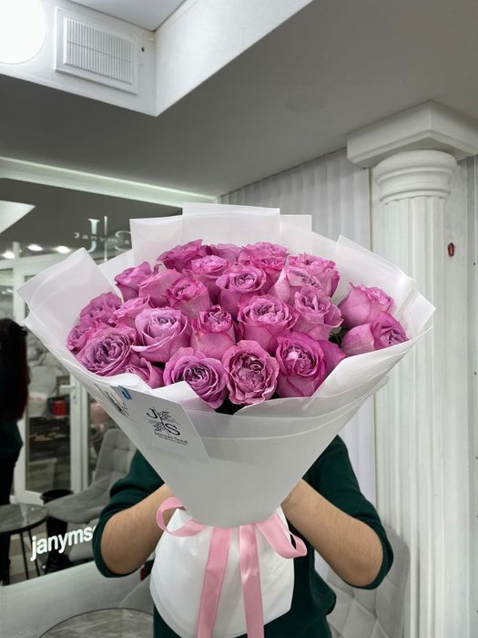 Свежий красивый обьемный букет из 25 шт роз