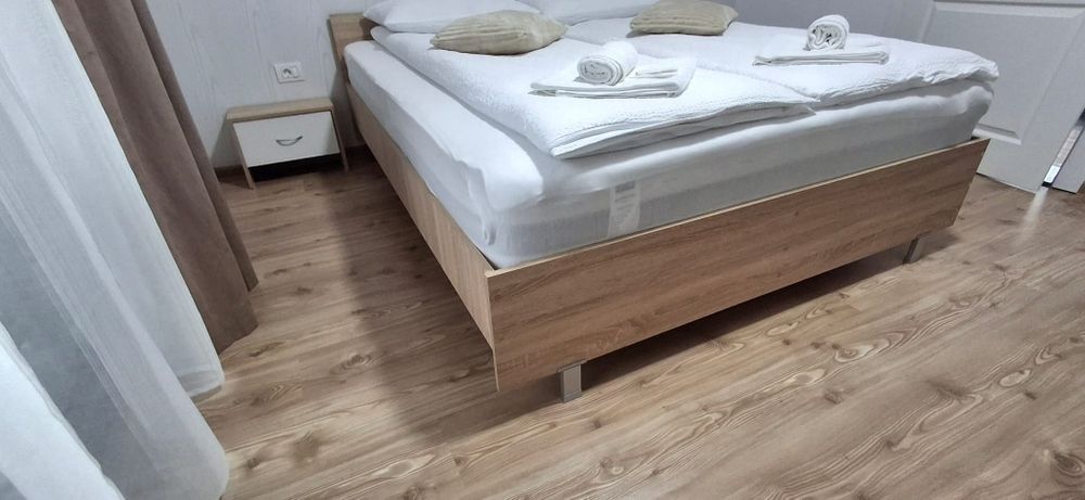 Pat matrimonial cu noptiere și saltea