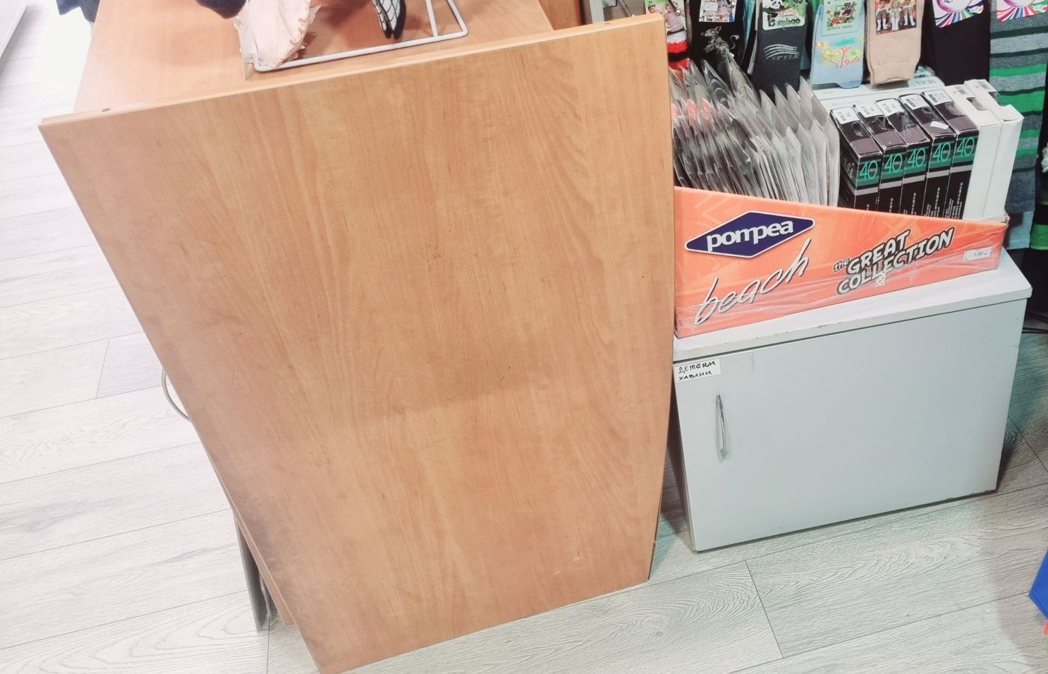 Продавам шкафове с чекмеджета и колела за да се местят