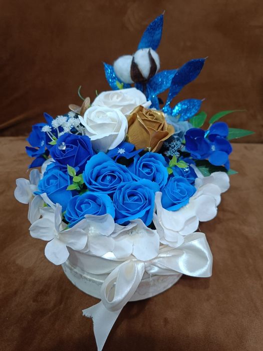 Aranjamente florale din flori și ciocolată