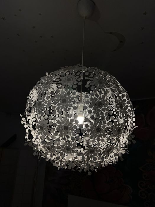 Lampa din “ flori brodate”