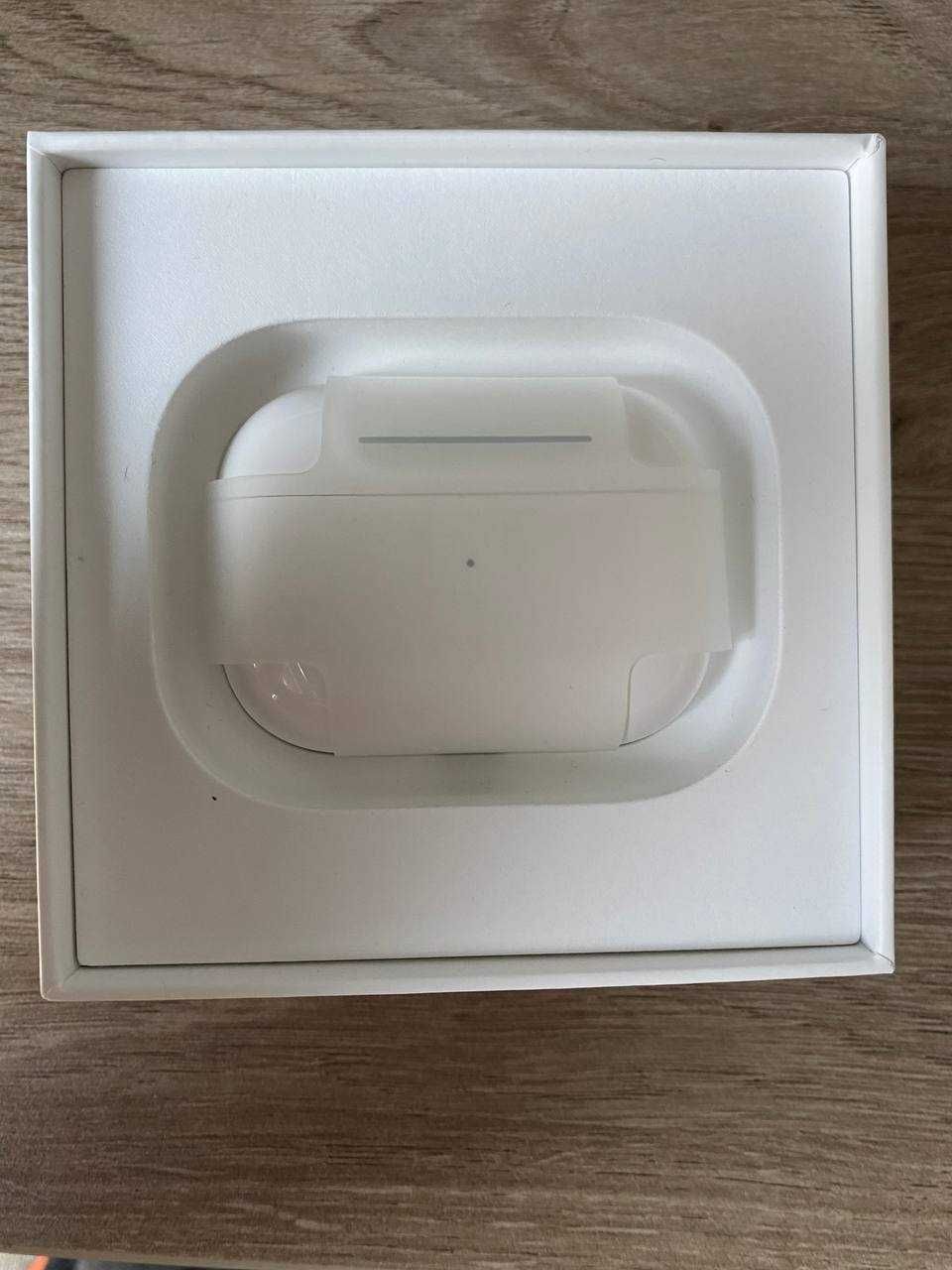 AirPods Pro (б/у, использовались всего две недели)