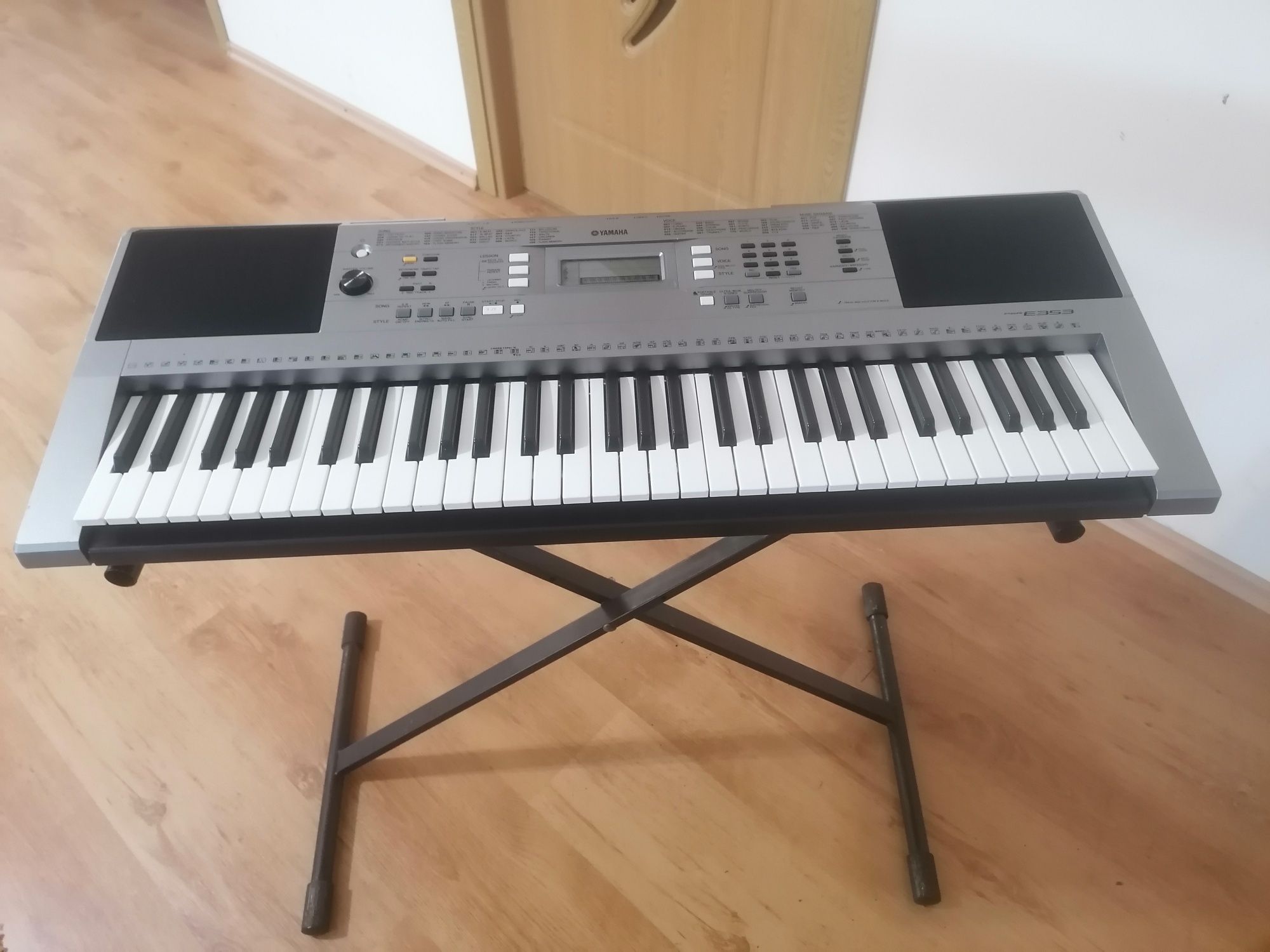 YAMAHA PSR E-353 USB stereo Display iluminat
