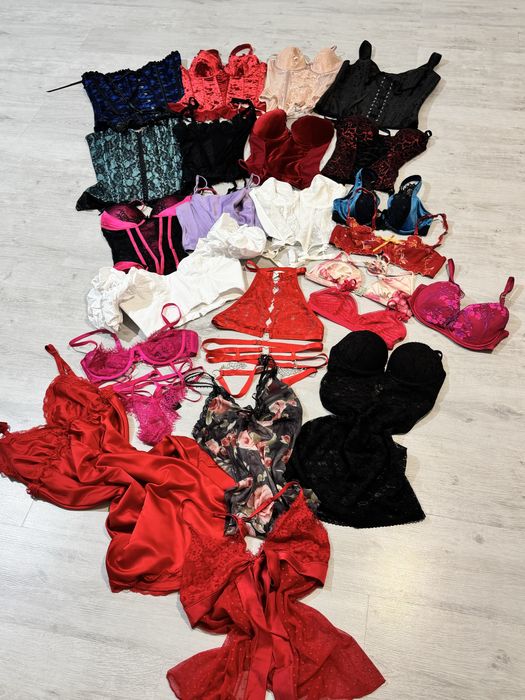 Lot lenjerie intimă 25 buc corsete, sutiene, seturi